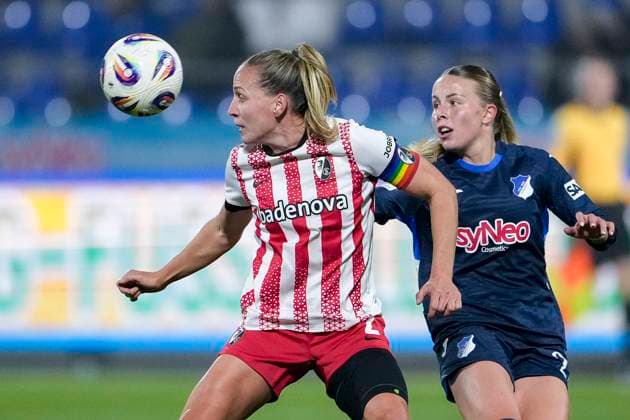 v li Lisa Karl Freiburg, 2 , Laura Gloning TSG, 20 , duel, duel scene, duel, tackle, tackling, dynamics, action, action, 06 11 2025, Sinsheim Hoffenheim Germany , Football, Google Pixel Women Bundesliga, TSG 1899 Hoffenheim SC Freiburg, DFB DFL REGULATIONS PROHIBIT ANY USE OF PHOTOGRAPHS AS IMAGE SEQUENCES AND OR QUASI VIDEO xozx