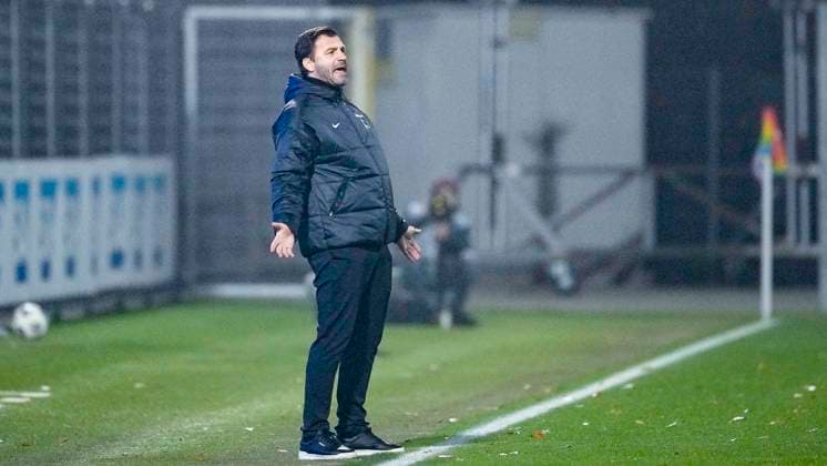 Edmond Kapllani Coach, Head Coach, SC Freiburg , gives instructions, gestures, gesticulates with arms, cropped, full body, single image, single photo, action, action, 06 11 2025, Sinsheim Hoffenheim Germany , Football, Google Pixel Women Bundesliga, TSG 1899 Hoffenheim SC Freiburg, DFB DFL REGULATIONS PROHIBIT ANY USE OF PHOTOGRAPHS AS IMAGE SEQUENCES AND OR QUASI VIDEO xozx
