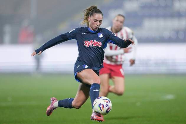 Jill Janssens TSG, 9 , on the ball, cropped, full body, single image, single photo, action, action, 06 11 2025, Sinsheim Hoffenheim Germany , Soccer, Google Pixel Women Bundesliga, TSG 1899 Hoffenheim SC Freiburg, DFB DFL REGULATIONS PROHIBIT ANY USE OF PHOTOGRAPHS AS IMAGE SEQUENCES AND OR QUASI VIDEO xozx