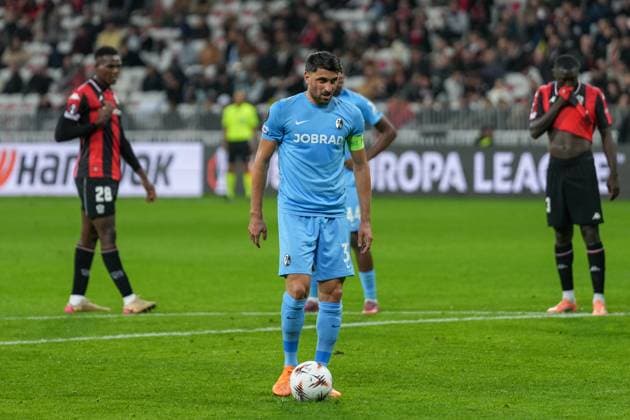 Vincenzo Grifo SC Freiburg, 32 on penalty kick, penalty kick , France, Football, UEFA Europa League, Matchday 4, League phase, 2025 2026, OGC Nice vs SC Freiburg, 06 11 2025, Allianz Riviera, Nice, France Nice Allianz Riviera Provence Alpes Côte d Azur, CÃ France Copyright: xArnexAmbergx