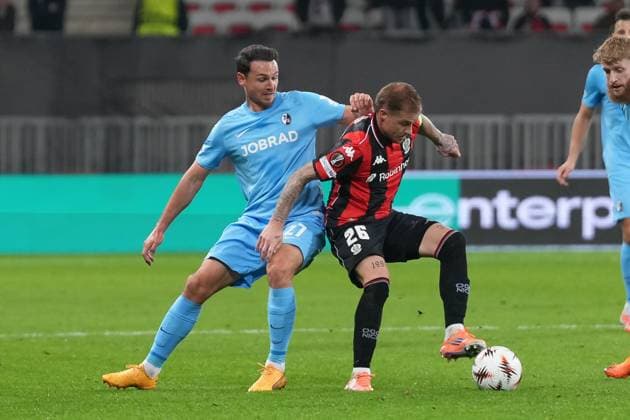 Nicolas Hoefler Nicolas Hoefler SC Freiburg, 27 in duel with Melvin Bard OGC Nice, 26 , France, Football, UEFA Europa League, Matchday 4, League phase, 2025 2026, OGC Nice vs SC Freiburg, 06 11 2025, Allianz Riviera, Nice, France Nice Allianz Riviera Provence Alpes Côte d Azur, CÃ France Copyright: xArnexAmbergx