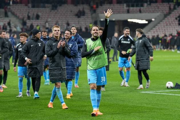 The team thanks the fans and Ultras in the guest block, Christian Günter Christian Guenter SC Freiburg, 30 , France, Football, UEFA Europa League, Matchday 4, League phase, 2025 2026, OGC Nice vs SC Freiburg, 06 11 2025, Allianz Riviera, Nice, France Nice Allianz Riviera Provence Alpes Côte d Azur, CÃ France Copyright: xArnexAmbergx