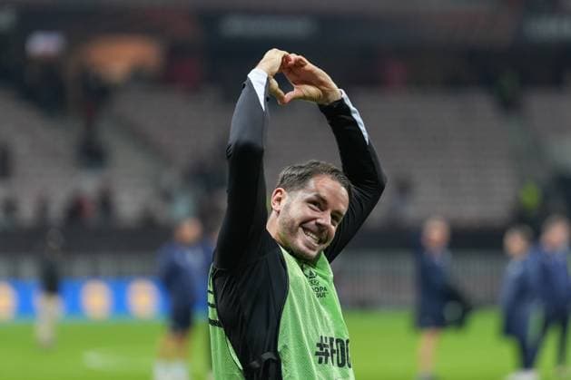 The team thanks the fans and Ultras in the guest block, Christian Günter Christian Guenter SC Freiburg, 30 , Heart , France, Football, UEFA Europa League, Matchday 4, League phase, 2025 2026, OGC Nice vs SC Freiburg, 06 11 2025, Allianz Riviera, Nice, France Nice Allianz Riviera Provence Alpes CÃ te d Azur, CÃ France Copyright: xArnexAmbergx