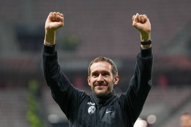 Julian Schuster SC Freiburg, Coach thanks the fans and Ultras in the guest block , France, Football, UEFA Europa League, Matchday 4, League phase, 2025 2026, OGC Nice vs SC Freiburg, 06 11 2025, Allianz Riviera, Nice, France Nice Allianz Riviera Provence Alpes Côte d Azur, Cô France Copyright: xArnexAmbergx