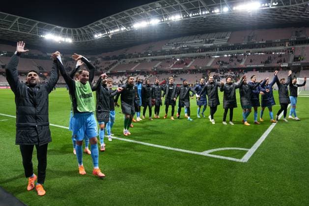 The team thanks the fans and Ultras in the visitors block and celebrates the victory , France, Football, UEFA Europa League, Matchday 4, League phase, 2025 2026, OGC Nice vs SC Freiburg, 06 11 2025, Allianz Riviera, Nice, France Nice Allianz Riviera Provence Alpes Côte d Azur, CÃ France Copyright: xArnexAmbergx
