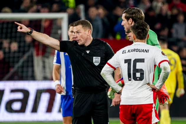 UEFA Europa League 2025 26 League Phase MD4 - FC Utrecht vs FC Porto, Netherlands goalkeeper Vasilis Barkas of FC Utrecht sent off after a red card of referee John Beaton during the UEFA Europa League 2025 26 League Phase MD4 match between FC Utrecht and FC Porto at the Stadion Galgenwaard in Utrecht, Netherlands, November 06, 2025. Utrecht Netherlands  Copyright: xMatrixxImagesx xWartxBrinkerhofx