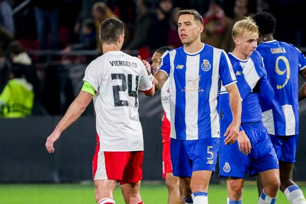UEFA Europa League 2025 26 League Phase MD4 - FC Utrecht vs FC Porto, Netherlands Jan Bednarek of FC Porto and Nick Viergever of FC Utrecht after the final whistle during the UEFA Europa League 2025 26 League Phase MD4 match between FC Utrecht and FC Porto at the Stadion Galgenwaard in Utrecht, Netherlands, November 06, 2025. Utrecht Netherlands  Copyright: xMatrixxImagesx xWartxBrinkerhofx