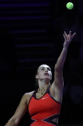 (251107) -- RIYADH, Nov. 7, 2025 -- Aryna Sabalenka of Belarus serves during the round robin match against Coco Gauff of the United States at WTA, Tennis Damen Finals tennis tournament in Riyadh, Saudi Arabia, Nov. 6, 2025. ) (SP)SAUDI ARABIA-RIYADH-TENNIS-WTA FINALS LuoxChen 