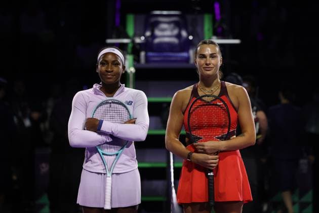 (251107) -- RIYADH, Nov. 7, 2025 -- Aryna Sabalenka (R) of Belarus and Coco Gauff of the United States pose for photos before their round robin match at WTA, Tennis Damen Finals tennis tournament in Riyadh, Saudi Arabia, Nov. 6, 2025. ) (SP)SAUDI ARABIA-RIYADH-TENNIS-WTA FINALS LuoxChen 
