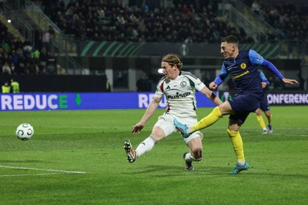 (251107) -- LJUBLJANA, Nov. 7, 2025 -- Mario Kvesic (R) of NK Celje shoots during the UEFA Conference League match between NK Celje and Legia Warszawa in Celje, Slovenia, on Nov. 6, 2025. (Photo by Xinhua) (SP)SLOVENIA-CELJE-FOOTBALL-UEFA CONFERENCE LEAGUE- NK CELJE VS LEGIA WARSZAWA ZeljkoxStevanic 