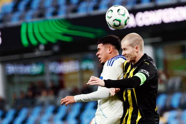 GÖTEBORG, SWEDEN 20251106 Strasbourgs Kendry Paez and Häckens Simon Gustafson during Thursdays Conference League third round football match between BK Häcken and RC Strasbourg Alsace at Gamla Ullevi GÖTEBORG, SWEDEN x9200x  Copyright: xAdamxIhse TTx CONFERENCE LEAGUE HÄCKEN - RC STRASBOURG