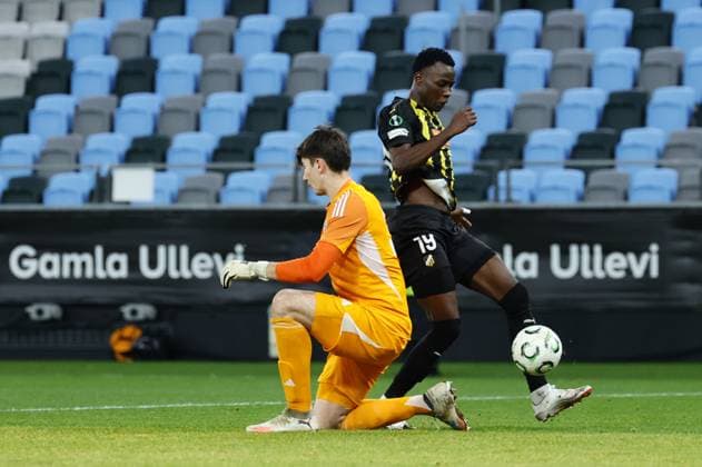 GÖTEBORG, SWEDEN 20251106 Häckens John Paul Dembe scores 12 goals ahead of Strasbourgs Mike Penders during Thursdays Conference League third round soccer match between BK Häcken and RC Strasbourg Alsace at Gamla Ullevi GÖTEBORG, SWEDEN x9200x  Copyright: xAdamxIhse TTx CONFERENCE LEAGUE HÄCKEN - RC STRASBOURG