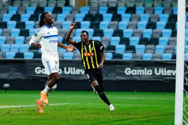 GOTHENBURG, SWEDEN 20251106 Häckens John Paul Dembe scores 12 goals ahead of Strasbourgs Ismael Doukoure during Thursdays Conference League third round soccer match between BK Häcken and RC Strasbourg Alsace at Gamla Ullevi GOTHENBURG, SWEDEN x9200x  Copyright: xAdamxIhse TTx CONFERENCE LEAGUE HÄCKEN - RC STRASBOURG