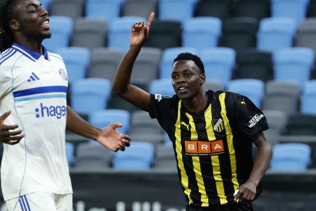 GOTHENBURG, SWEDEN 20251106 Häckens John Paul Dembe scores 12 goals ahead of Strasbourgs Ismael Doukoure during Thursdays Conference League third round soccer match between BK Häcken and RC Strasbourg Alsace at Gamla Ullevi GOTHENBURG, SWEDEN x9200x  Copyright: xAdamxIhse TTx CONFERENCE LEAGUE HÄCKEN - RC STRASBOURG