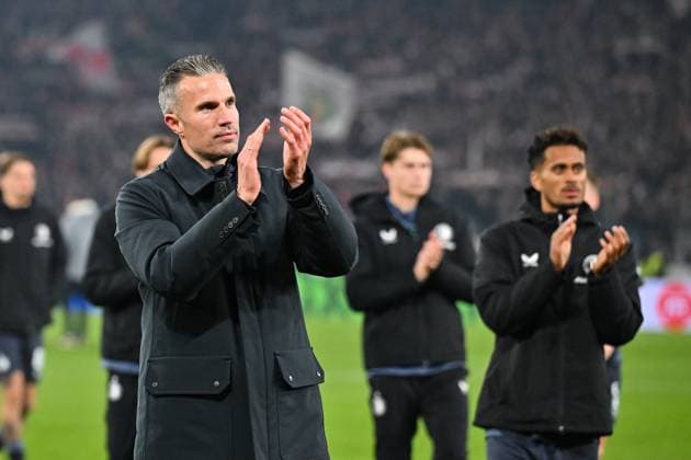 Europa League VfB Stuttgart Feyenoord Rotterdam 06 11 2025 STUTTGART, GERMANY 6 NOVEMBER Robin Van PERSIEs team Coach Feyenoord Rotterdam thanks the fans after the match during the league match between VfB Stuttgart and Feyenoord Rotterdam on matchday 4 of the Europa League at the MHP Arena on 06 11 2025 Copyright: xBEAUTIFULxSPORTS Goldbergx