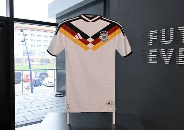 07 11 2025, xsltx, Fußball DFB Medientermine, DFB Bundestag v l Das neue Trikot der Deutschen Fußballnationalmannschaft DFL DFB REGULATIONS PROHIBIT ANY USE OF PHOTOGRAPHS as IMAGE SEQUENCES and or QUASI VIDEO