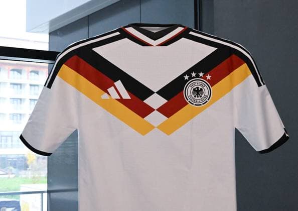 07 11 2025, xsltx, Fußball DFB Medientermine, DFB Bundestag v l Das neue Trikot der Deutschen Fußballnationalmannschaft DFL DFB REGULATIONS PROHIBIT ANY USE OF PHOTOGRAPHS as IMAGE SEQUENCES and or QUASI VIDEO