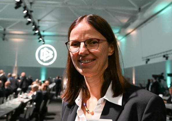 07 11 2025, xsltx, Football DFB Media Dates, DFB Bundestag v l Prof Dr Silke Sinning DFB Vice President for Education, Leisure and Grassroots Football DFL DFB REGULATIONS PROHIBIT ANY USE OF PHOTOGRAPHS as IMAGE SEQUENCES and or QUASI VIDEO