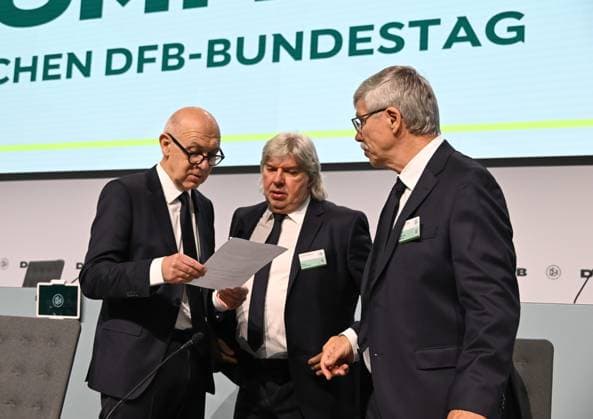 07 11 2025, xsltx, Football DFB Media Dates, DFB Bundestag v l Study the agenda for the Bundestag Bernd Neuendorf DFB President , Ronny Zimmermann DFB 1 Vice President Amateurs Regional and National Associations , Ralph Uwe Schaffert DFB Vice President for Socio-Political Tasks and DFB Foundations, Statutory Matters DFL DFB REGULATIONS PROHIBIT ANY USE OF PHOTOGRAPHS as IMAGE SEQUENCES and or QUASI VIDEO