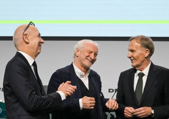 07 11 2025, xsltx, Fußball DFB Medientermine, DFB Bundestag v l Heiterere Dialog Bernd Neuendorf DFB Präsident , Rudi Völler Direktor der Männer A Nationalmannschaft , Hans Joachim Watzke DFL Vizepräsident DFL DFB REGULATIONS PROHIBIT ANY USE OF PHOTOGRAPHS as IMAGE SEQUENCES and or QUASI VIDEO