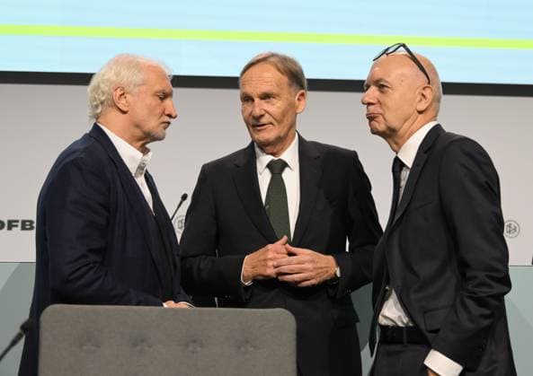 07 11 2025, xsltx, Football DFB Media Dates, DFB Bundestag v l Rudi Völler Director of the Mens A National Team , Hans Joachim Watzke DFL Vice President , Bernd Neuendorf DFB President DFL DFB REGULATIONS PROHIBIT ANY USE OF PHOTOGRAPHS as IMAGE SEQUENCES and or QUASI VIDEO