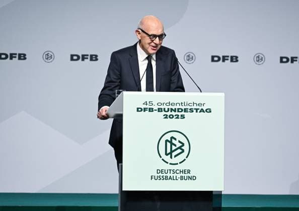 07 11 2025, xsltx, Football DFB Media Dates, DFB Bundestag v l Bernd Neuendorf DFB President DFL DFB REGULATIONS PROHIBIT ANY USE OF PHOTOGRAPHS as IMAGE SEQUENCES and or QUASI VIDEO