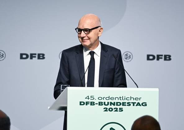 07 11 2025, xsltx, Football DFB Media Dates, DFB Bundestag v l Bernd Neuendorf DFB President DFL DFB REGULATIONS PROHIBIT ANY USE OF PHOTOGRAPHS as IMAGE SEQUENCES and or QUASI VIDEO