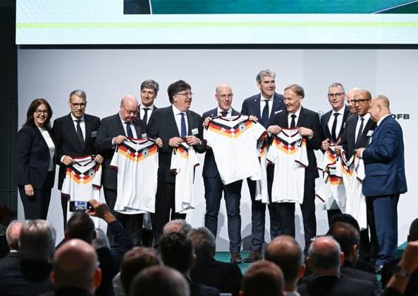 07 11 2025, xsltx, Football DFB Media Dates, DFB Bundestag v l Representatives of German and international soccer present the new jersey of the German national team, li Heike Ullrich DFB Secretary General DFL DFB REGULATIONS PROHIBIT ANY USE OF PHOTOGRAPHS as IMAGE SEQUENCES and or QUASI VIDEO