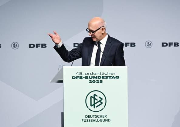 07 11 2025, xsltx, Football DFB Media Dates, DFB Bundestag v l Bernd Neuendorf DFB President DFL DFB REGULATIONS PROHIBIT ANY USE OF PHOTOGRAPHS as IMAGE SEQUENCES and or QUASI VIDEO