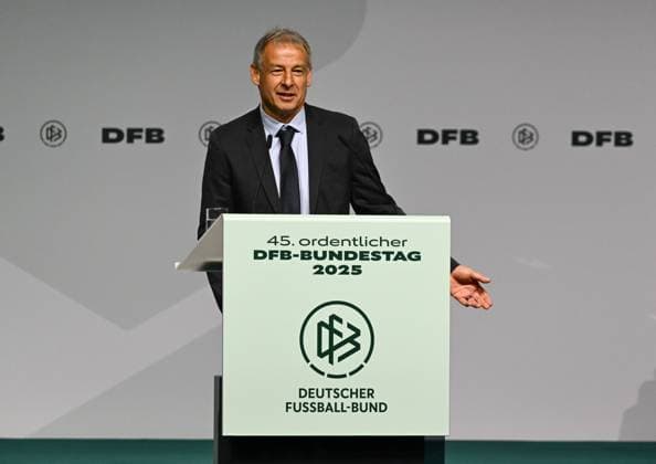 07 11 2025, xsltx, Fußball DFB Medientermine, DFB Bundestag v l Jürgen Klinsmann Ehrenspielfühgrer des DFB held the laudation for Bernhard Dietz captain of the 1980 European Championship team , who was also named honorary captain at the Bundestag DFL DFB REGULATIONS PROHIBIT ANY USE OF PHOTOGRAPHS as IMAGE SEQUENCES and or QUASI VIDEO