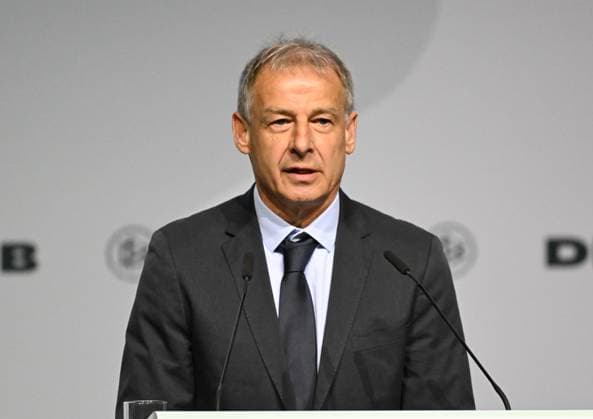 07 11 2025, xsltx, Fußball DFB Medientermine, DFB Bundestag v l Jürgen Klinsmann Ehrenspielfühgrer des DFB held the laudation for Bernhard Dietz captain of the 1980 European Championship team , who was also named honorary captain at the Bundestag DFL DFB REGULATIONS PROHIBIT ANY USE OF PHOTOGRAPHS as IMAGE SEQUENCES and or QUASI VIDEO