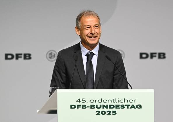 07 11 2025, xsltx, Fußball DFB Medientermine, DFB Bundestag v l Jürgen Klinsmann Ehrenspielfühgrer des DFB held the laudation for Bernhard Dietz captain of the 1980 European Championship team , who was also named honorary captain at the Bundestag DFL DFB REGULATIONS PROHIBIT ANY USE OF PHOTOGRAPHS as IMAGE SEQUENCES and or QUASI VIDEO