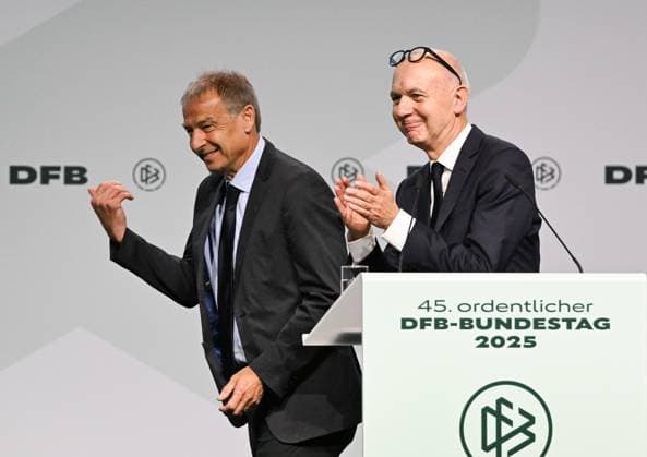 07 11 2025, xsltx, Fußball DFB Medientermine, DFB Bundestag v l Jürgen Klinsmann Ehrenspielfühgrer des DFB held the laudation for Bernhard Dietz Kapitän der Europameistermannmannschaft von 1980 , der im Rahmen des Bundestags ebenfalls zum Ehrenspielführer ernannt wurde, re Bernd Neuendorf DFB Präsident DFL DFB REGULATIONS PROHIBIT ANY USE OF PHOTOGRAPHS AS IMAGE SEQUENCES AND OR QUASI VIDEO