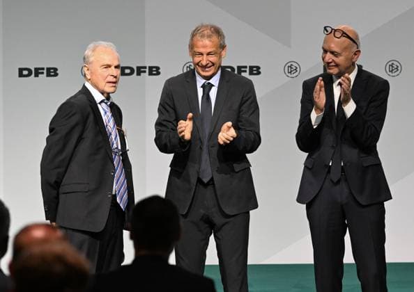 07 11 2025, xsltx, Fußball DFB Medientermine, DFB Bundestag v l Bernhard Dietz Ehrenspielführer des DFB nach seiner Ernennung, Jürgen Klinsmann und Bernd Neuendorf DFB Präsident DFL DFB REGULATIONS PROHIBIT ANY USE OF PHOTOGRAPHS as IMAGE SEQUENCES and or QUASI VIDEO