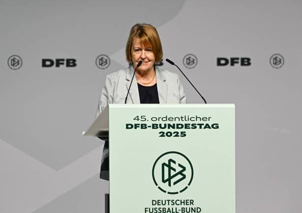 07 11 2025, xsltx, Fußball DFB Medientermine, DFB Bundestag v l Hannelore Ratzeburg held the laudatory speech for the posthumous appointment of Doris Fitschen as honorary captain of the DFB DFL DFB REGULATIONS PROHIBIT ANY USE OF PHOTOGRAPHS as IMAGE SEQUENCES and or QUASI VIDEO