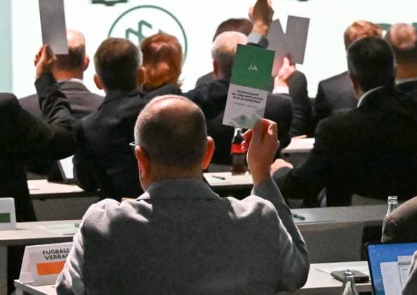 07 11 2025, xsltx, Football DFB Media Dates, DFB Bundestag v l Voting Card at DFB Bundestag DFL DFB REGULATIONS PROHIBIT ANY USE OF PHOTOGRAPHS as IMAGE SEQUENCES and or QUASI VIDEO
