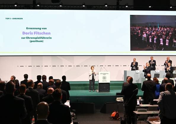 07 11 2025, xsltx, Fußball DFB Medientermine, DFB Bundestag v l Standing ovation at the posthumous appointment of Doris Fitschen as honorary captain of the DFB DFL DFB REGULATIONS PROHIBIT ANY USE OF PHOTOGRAPHS as IMAGE SEQUENCES and or QUASI VIDEO