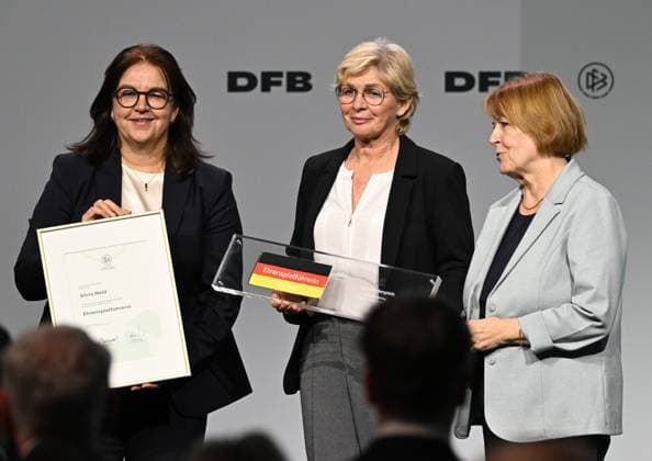 07 11 2025, xsltx, Fußball DFB Medientermine, DFB Bundestag f l Heike Ullrich DFB General Secretary , Silvia Neid, Grande Dame in German womens soccer, and Hannelore Ratzeburg at the appointment of Neid as honorary captain of the DFB DFL DFB REGULATIONS PROHIBIT ANY USE OF PHOTOGRAPHS as IMAGE SEQUENCES and or QUASI VIDEO