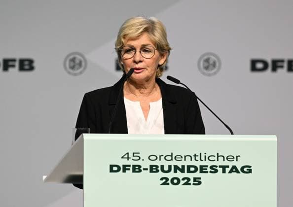 07 11 2025, xsltx, Fussball DFB Medientermine, DFB Bundestag v l Silvia Neid during her acceptance speech after being named honorary captain of the DFB DFL DFB REGULATIONS PROHIBIT ANY USE OF PHOTOGRAPHS as IMAGE SEQUENCES and or QUASI VIDEO