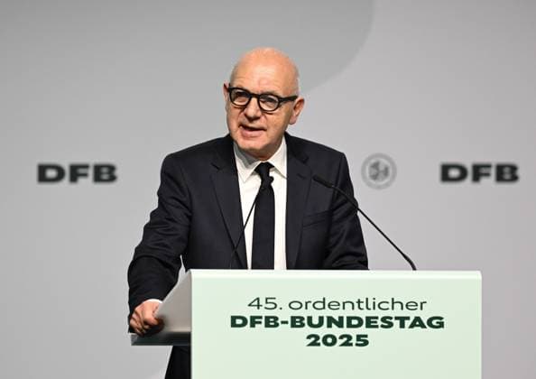 07 11 2025, xsltx, Football DFB Media Dates, DFB Bundestag v l Bernd Neuendorf DFB President presents the report of the Presidium, combined with a candidacy speech for re-election DFL DFB REGULATIONS PROHIBIT ANY USE OF PHOTOGRAPHS as IMAGE SEQUENCES and or QUASI VIDEO