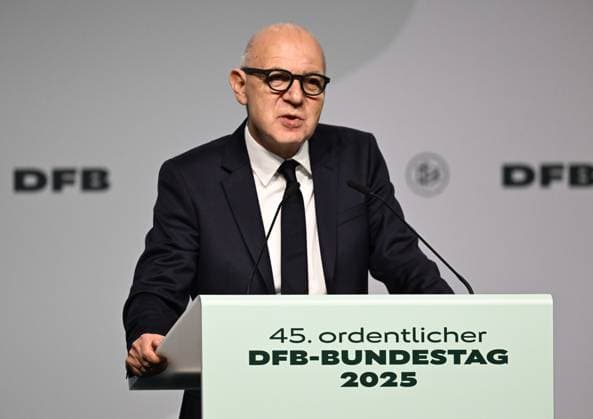 07 11 2025, xsltx, Football DFB Media Dates, DFB Bundestag v l Bernd Neuendorf DFB President presents the report of the Presidium, combined with a candidacy speech for re-election DFL DFB REGULATIONS PROHIBIT ANY USE OF PHOTOGRAPHS as IMAGE SEQUENCES and or QUASI VIDEO