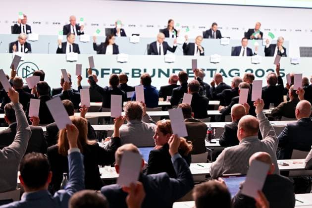 GER, DFB Presidium members and delegates vote by voting card during the 45th Ordinary DFB Bundestag at the DFB Campus in Frankfurt am Main, 7 11 2025 45th Ordinary DFB Bundestag in Frankfurt am Main Frankfurt am Main Copyright: xEibner-Pressefoto FlorianxWiegandx EP_FWD