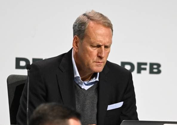 07 11 2025, xsltx, Fußball DFB Medientermine, DFB Bundestag v l Steffen Schneekloth DFB Vizepräsident stv Sprecher des Präsidiums der DFL Deutsche Fußball Liga GmbH DFL DFB REGULATIONS PROHIBIT ANY USE OF PHOTOGRAPHS as IMAGE SEQUENCES and or QUASI VIDEO