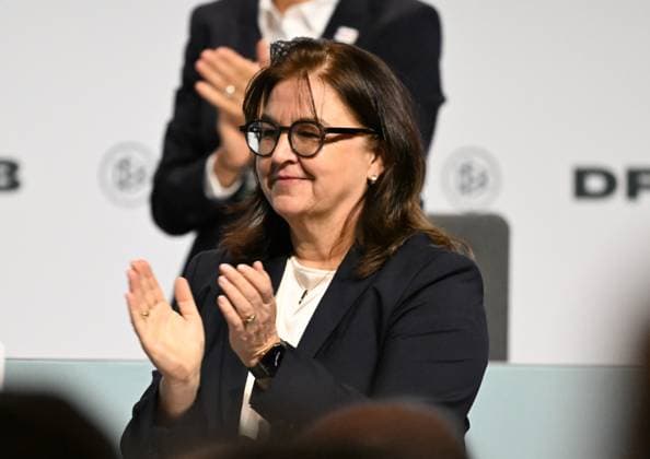 07 11 2025, xsltx, Fußball DFB Medientermine, DFB Bundestag v l Heike Ullrich DFB General Secretary DFL DFB REGULATIONS PROHIBIT ANY USE OF PHOTOGRAPHS as IMAGE SEQUENCES and or QUASI VIDEO