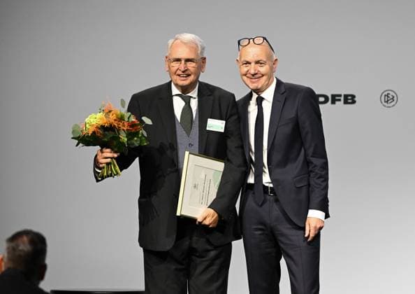 07 11 2025, xsltx, Football DFB Media Dates, DFB Bundestag v l Dr Hans Dieter Drewitz was appointed honorary member for his multifaceted commitment to German soccer, re Bernd Neuendorf DFB President DFL DFB REGULATIONS PROHIBIT ANY USE OF PHOTOGRAPHS as IMAGE SEQUENCES and or QUASI VIDEO