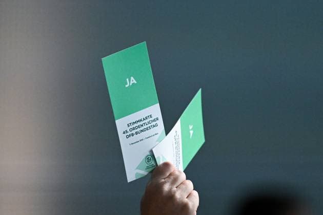 GER, Delegates vote by voting card during the 45th Ordinary DFB Bundestag at the DFB Campus in Frankfurt am Main, 7 11 2025 45th Ordinary DFB Bundestag in Frankfurt am Main Frankfurt am Main Copyright: xEibner-Pressefoto FlorianxWiegandx EP_FWD