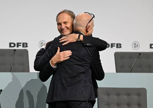 07 11 2025, xsltx, Football DFB Media Dates, DFB Bundestag f l Hans Joachim Watzke DFL Vice President after his re-election, re Bernd Neuendorf DFB President DFL DFB REGULATIONS PROHIBIT ANY USE OF PHOTOGRAPHS as IMAGE SEQUENCES and or QUASI VIDEO