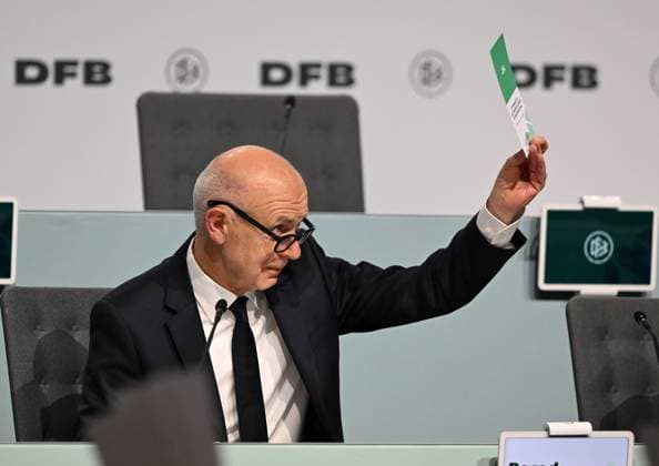 07 11 2025, xsltx, Football DFB Media Dates, DFB Bundestag v l Bernd Neuendorf DFB President exercises his right to vote DFL DFB REGULATIONS PROHIBIT ANY USE OF PHOTOGRAPHS as IMAGE SEQUENCES and or QUASI VIDEO