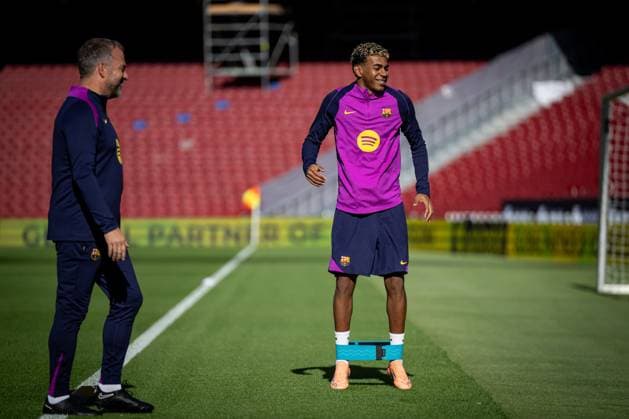Lamine Yamal FC Barcelona and Head Coach Hansi Flick FC Barcelona smiles during FC Barcelona™s first training at Spotify Camp Nou following its renovation At Spotify Camp Nou in Barcelona, , Spain, on November 07 2025 Photo by Felipe Mondino Copyright: x@FELIPExMONDINOx