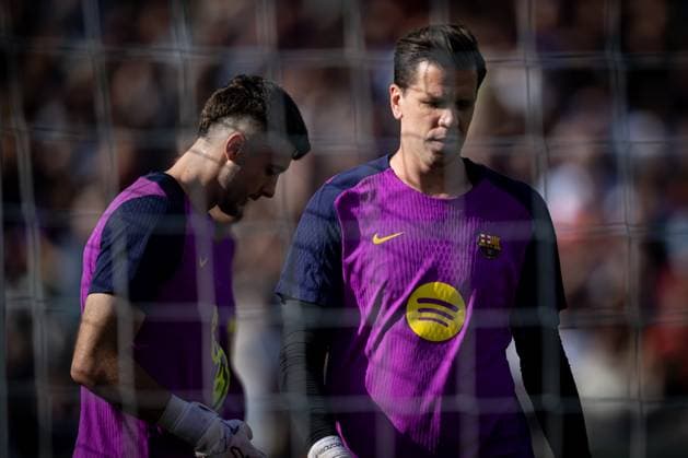 Goalkeeper Joan Garcia FC Barcelona and Goalkeeper Wojciech Szczesny FC Barcelona are seen during FC Barcelona™s first training at Spotify Camp Nou following its renovation At Spotify Camp Nou in Barcelona, , Spain, on November 07 2025 Photo by Felipe Mondino Copyright: x@FELIPExMONDINOx